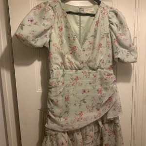 ByMalina klänning  - Vacker sommarklänning från ByMalina. I fint skick, däremot inget som håller för på framsidan då jag valt att ta bort det (se sista bilden) Går säkert att sy till ifall man önskar.