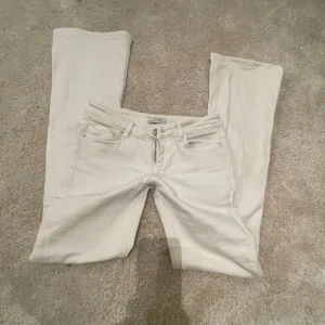 Lågmidjade bootcut jeans ifrån zara. - Jeansen har tyvärr krympt, så skulle säga att storleken är mer som en 25 eller 26. Som referens är jag 160💛/säljer då dom inte kommer till användning och jag har redan för mycket kläder