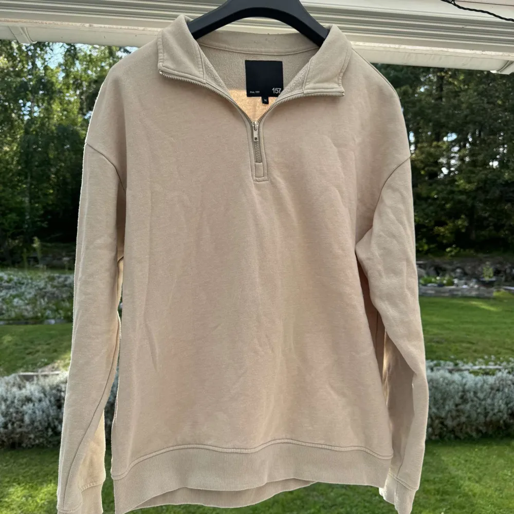 Beige halfzip i hoodie material, väldigt skön och använd ett fåtal gånger. . Hoodies.