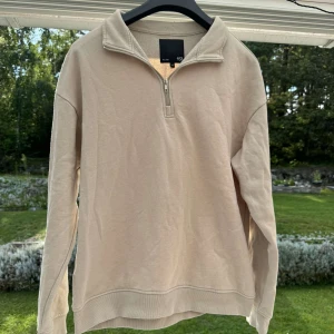 Halfzip - Beige halfzip i hoodie material, väldigt skön och använd ett fåtal gånger. 