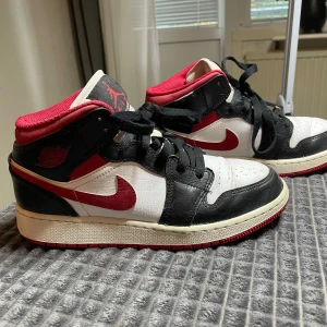 Air Jordan 1 mid  - Storlek 37,5 inte slitna alls kanske bara 5 månad gamla sköna, 