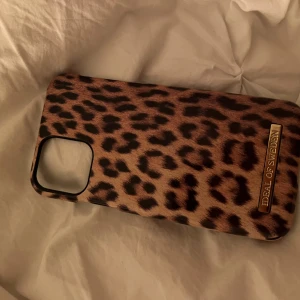 Ideal of sweden skal leopard - Säljer detta snygga ideal of sweden skal som passar till iphone 11 pro! Lite skadad i ena hörnet (se bild 3)