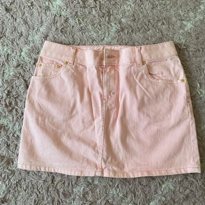 Jeanskjol - Rosa jeanskjol från hm, liten för storleken.