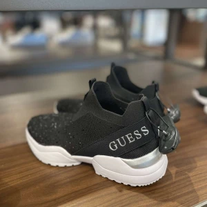 guess skor  - Använd en gång var för liten påsen följer med  