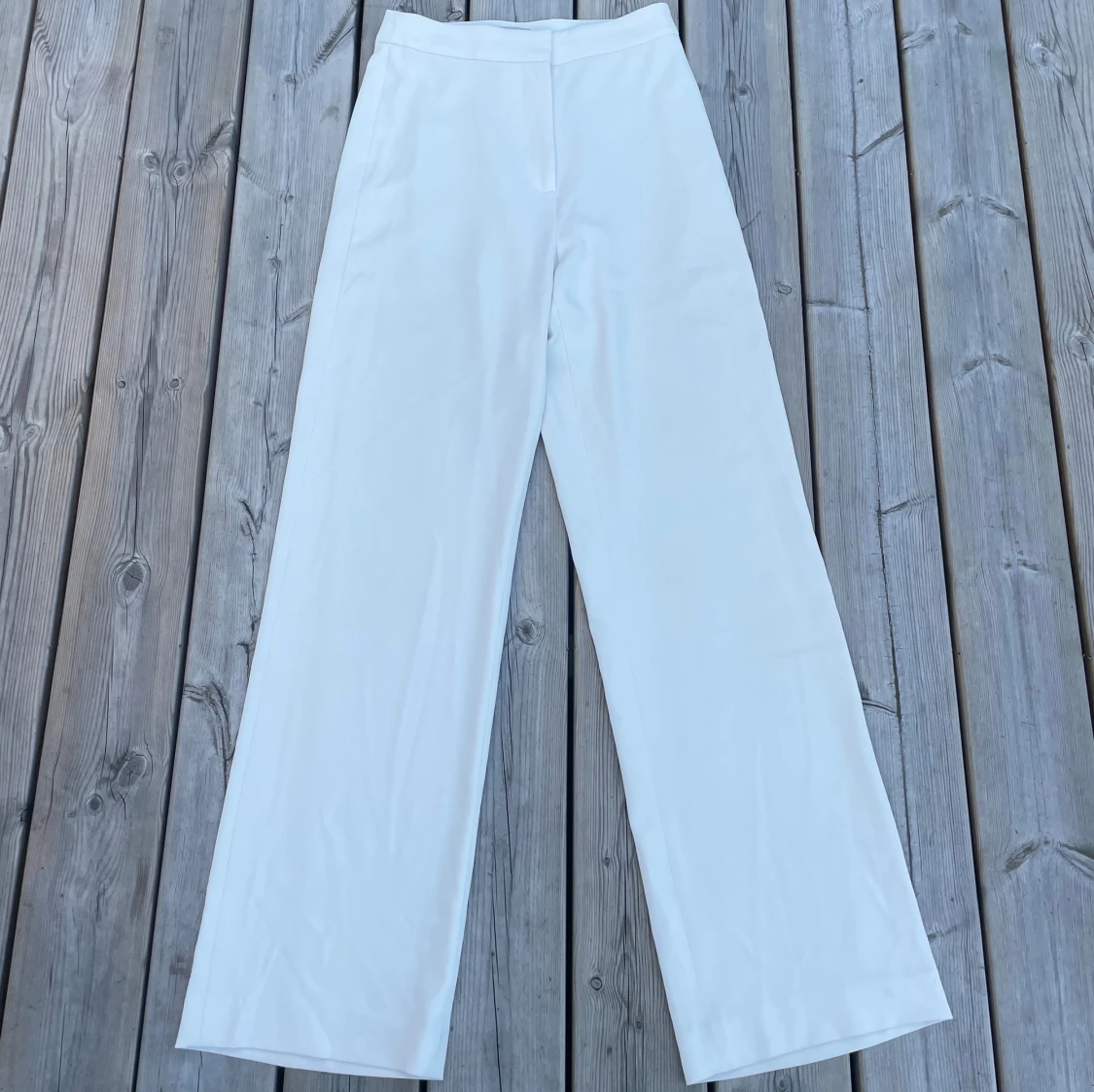 Vita kostymbyxor 