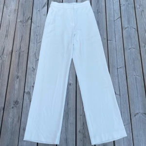 Vita kostymbyxor  - Ett par supersnygga vita kostymbyxor i storlek 34. De är i jättebra skicka då de är använda fåtal gånger. Säljer då jag har köpt nya. Priset kan diskuteras 💖