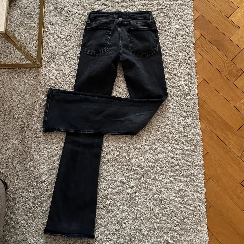 Super snygga bootcut lågmidjade jeans från zara som tyvärr har blivit försmå för mig! . Jeans & Byxor.