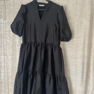 Svart midiklänning från Pieces - Säljer en vacker festlig klänning från Pieces i storleken S men som utan tvekan upplevs som en M. 