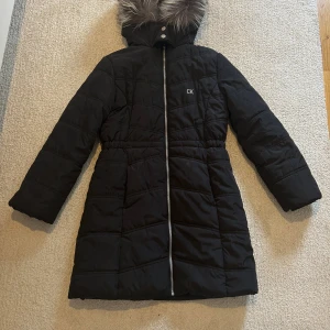 Calvin Klein jacka med äkta päls  - Svart Calvin Klein jacka med ÄKTA päls. Bra skick 💕 priset kan diskuteras 💕