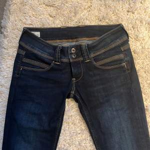 Mörkblåa Lågmidjade jeans från pepe jeans med snygga bakfickor. Aldrig använda, nytt skick. Storlek 29 i midjan, 32 i längd. Modell; straight, Venus low waist. 💕