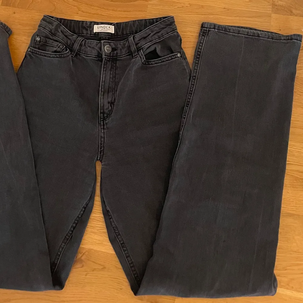 Svarta lågmidjade jeans från Lindex, säljer då de är för små🫶🏼Modellen är straight/baggy. De är ganska använda fast har inga defekter🫶🏼. Jeans & Byxor.