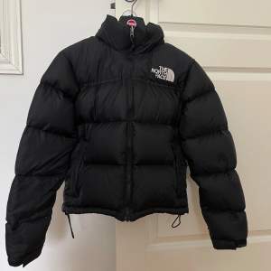 Women's 1996 Retro Nuptse Jacket. Nypris 3889kr, köpte helt ny denna vinter. Använd några gånger, inga defekter och den är i toppenskick. I storlek xs.