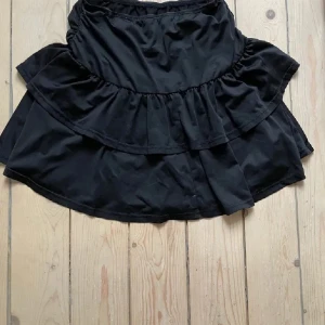 svart volangkjol - svart volang kjol som är sjukkkt stretchig så passar alla strolekar💘