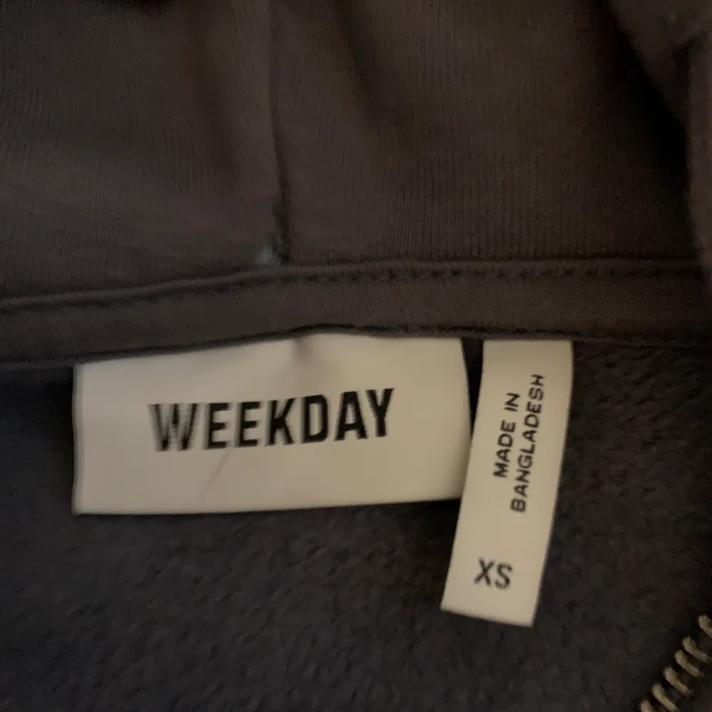 Säljer denna fina weekday zip hoodie!  Den är i strl xs men skulle nog passa s också. Hoodies.