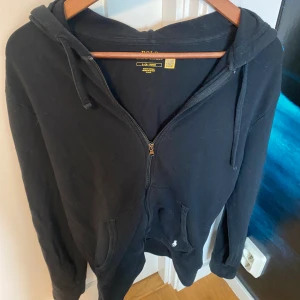 Polo ralph lauren - Polo ralph lauren tröja, 8/10 sparsamt användt skick. Go till våren. Lite tunnare material.