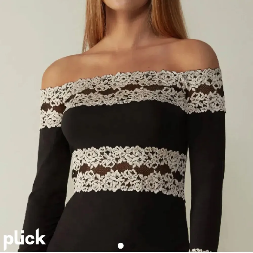 Säljer denna intimissimi tröjan från intimissimi som inte säljs längre! Den är mörk mörk brun, nästan svart men vita blommor. Använd 1 gång! Super fint skick💕 (pris kan diskuteras). Blusar.