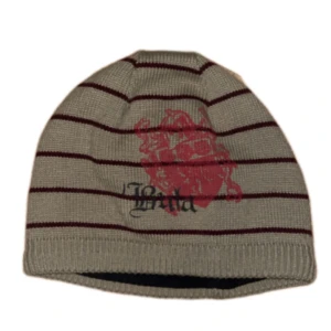 Mössa - Snygg mössa i 10/10 kvalite, bara o fråga om du vill ha mer info, pris kan såklart diskuteras. Kan posta men isf betalar köpare för frakt men kan också mötas sthlms innerstad💋