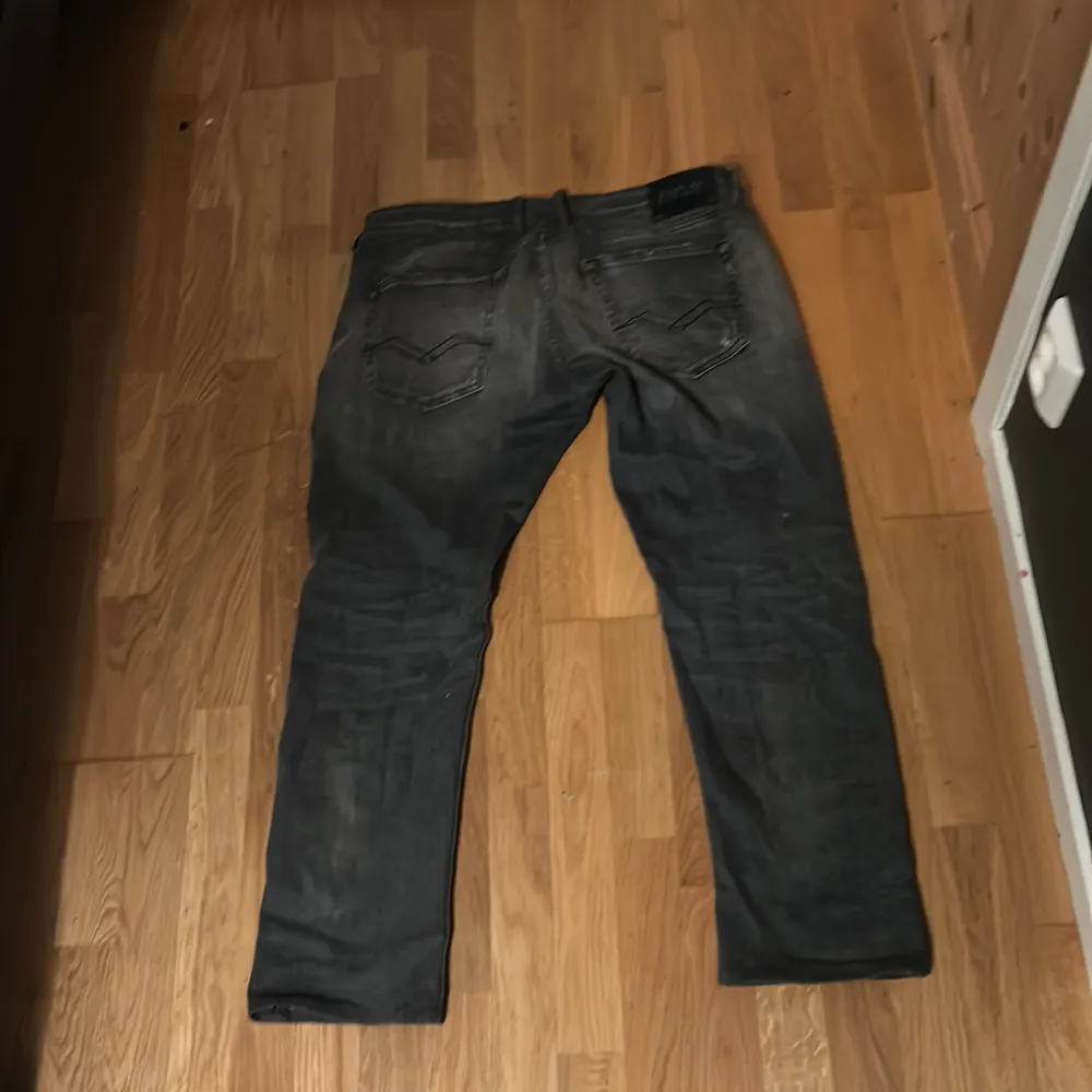 Säljer mina snygga replay jeans med slitningar på grund av att dom är för stora de är storlek 36/32 men dom sitter som 36/31 använda ett fåtal gånger skriv för minsta lilla fundering. Jeans & Byxor.