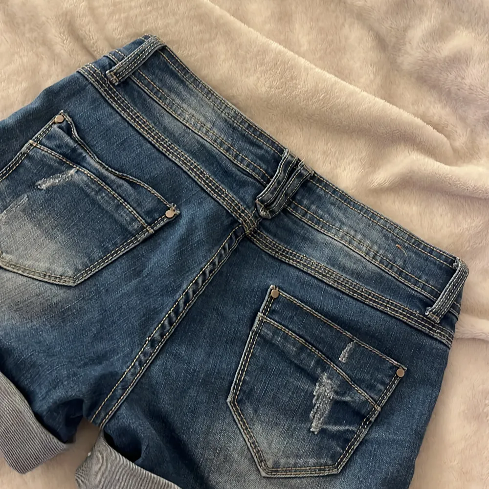Supersnygga lågmidjade jeansshorts som jag hade tänkt klippa av vid låren. Tyvärr passar de inte för lite kurviga kroppar:(  Dessa hade varit så fina till sommaren och säljer som de är så att man kan klippa dem själv om man vill❣️ S:T36 upsk t (32/34). Shorts.