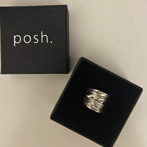Oanvänd silverring i sterling silver från märket Posh! Säljer den då den tyvärr är för liten för mig, diametern är 16 mm 👐