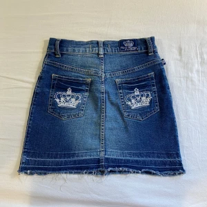 jeanskjol från Victoria Beckham💕 - går att ha både lågmidjad och högmidjad💕midja 35 cm rakt över plus mycket stretch längd 39 cm men går o klippa om man vill ha en minikjol! ja e xs o den e lite tajt