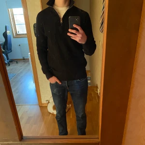 Half zip.  - Half zip från h&m. En reva i armen som doxk inte syns (lagad) bra skön tröja i skolan. Modellen är 178, hör av er vid funderingar!
