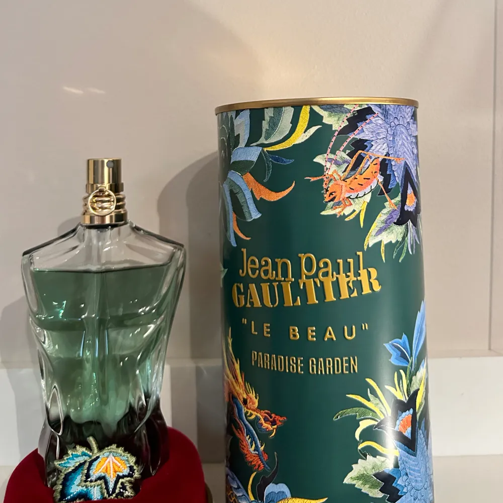 Säljer nu denna Jean Paul paradise garden parfymen, jag har testat den och tycker den är god men har en till 125 ml så säljer denna nu, ca 70 ml kvar om inte mer.. Övrigt.