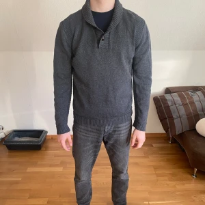 Tiger of Sweden kofta - Trendig kofta i storlek L från tiger of Sweden. Modellen på bilden är 185. Helt ok skick men funkar absolut. Perfekt till sen vår och sena sommarkvällar! Hör av er vid funderingar.