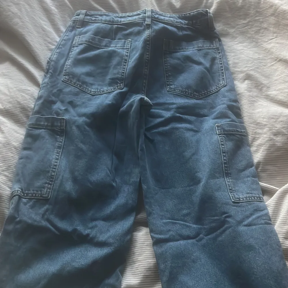 Säljer mina coola straight jeans från H&M då de inte kommer till användning. De är i storlek 36 och använda få gånger. . Jeans & Byxor.