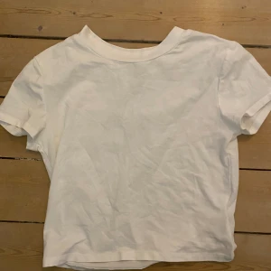 Vit t-shirt - Vit kort t-shirt från hm divided