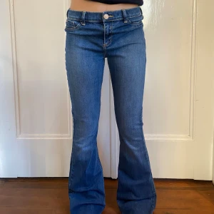 Lågmidjade bootcut jeans - De perfekta lågmidjade bootcutjeansen! Midjemått: 39 cm Innerbenslängd: 79 cm 