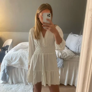 Så fin linne klänning - Så fin linne klänning från zara! Perfekt till studenten!! Helt ny med prislapp