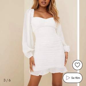 Helt ny vit klänning stl 36 från Nelly, ej använd bara testad, dock är lappen bortklippt, nypris 399 kr, säljer för 250 kr, köparen står för frakten 