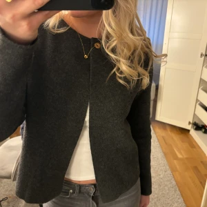 Kofta köpt på zara - Använd fåtal gånger så är i super bra skick! Nypris ligger runt 300-400kr men hittar inte koftan på hemsidan längre! 💖