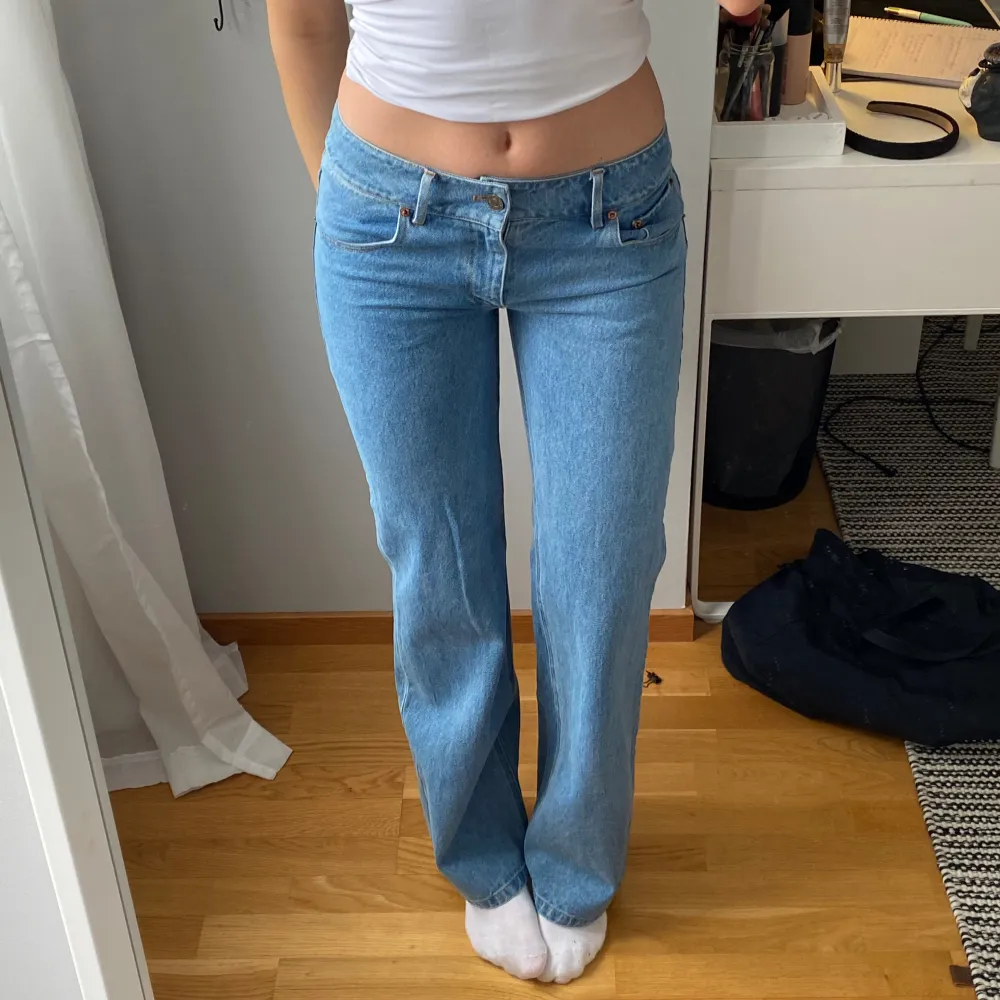 Helt nya, med lappar kvar lågmidjade straight jeans från Alobha! Dööör😍köpta för 999kr. Jeans & Byxor.