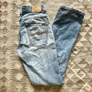 Nudie jeans som är Low rise och bootcut. Så himla fin färg😍innerbenslängd: 79cm och mätt rakt över midjan: 36cm. Skriv om ni har frågor☺️