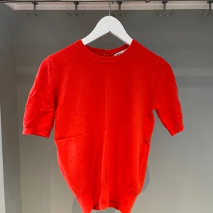 Orange Zara tröja - Fin, sparsamt använd t-shirt från Zara i fint skick. 