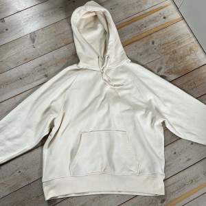 Helt ny oversized hoodie, säljer då den är för stor för mig. Väldigt mjuk! <3 står medium på lappen men är större då modellen är oversized.