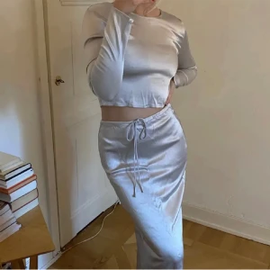 Satin sett - oanvänd - Underbart sett från Zara, helt oanvänt. Lapparna sitter kvar med originalpris (ca. 679kr för hela settet). Storlek M i båda. Materialet är satin, sitter som ett smäck! Priset kan diskuteras🤍