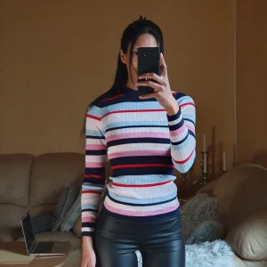 Tröja - Färgglad slitstark tröja som blev ett impulsköp under en höst, har blivit testad några gånger men inte använd eller uppvisad. Den är i lite tjockare material. 💞  80% Viskos & 20% Polyamid. Jag är 173cm (xs) ,Alltid nytvättat innan utskick.