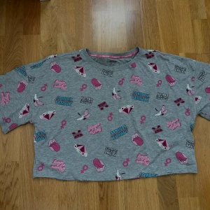 Sex education tröja och vit angel tröja båda 2 för 150kr - Både tröjörna köpte jag från HM