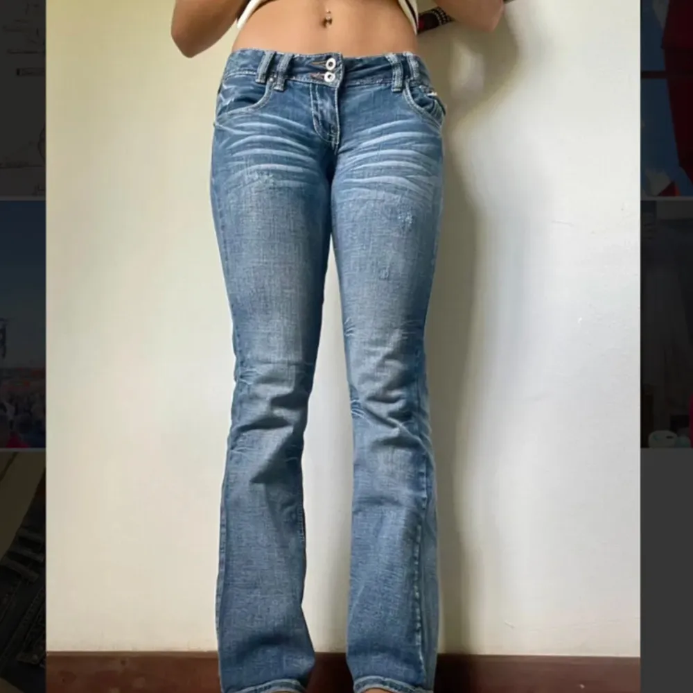 Säljer mina älskade jeans från Amethyst! Dessas sitter som en smäck, jeansen har inga skador, är i nyskick och är så trendiga nu. Köpt för 1400kr, priset går att diskutera, skriv privat för flera bilder.☺️. Jeans & Byxor.
