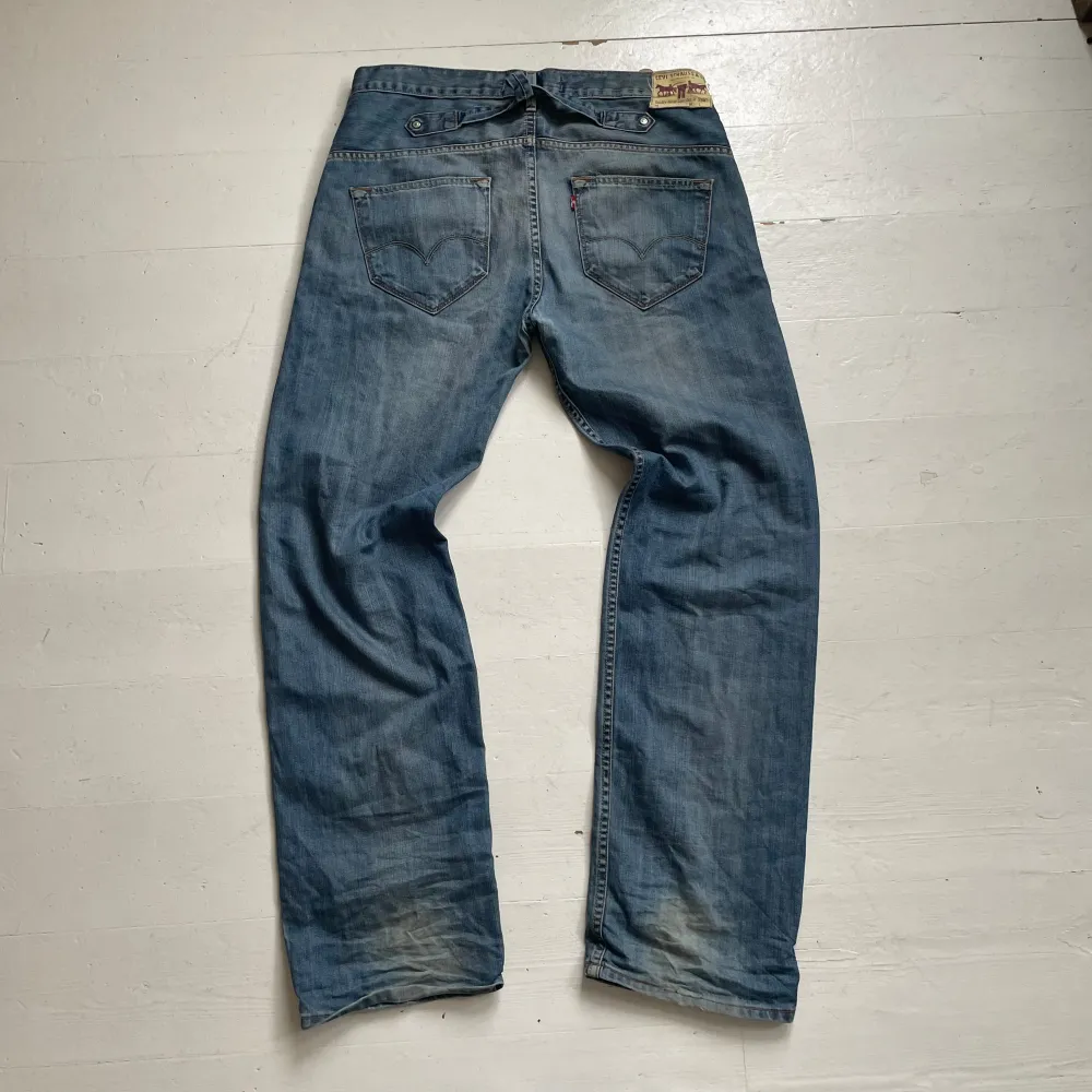 vintage levis jeans i modell ”503 loose” lite chill sådärz. baggy osv, lägger sig fint över dojjorna.. Jeans & Byxor.