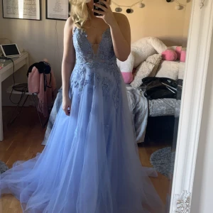 Dröm balklänning!! - Säljer nu min helt nya, oanvända balklänning då jag har köpt en annan. Den är såå himla fin och drömmig, och alltså helt oanvänd då den är ny. Köpt för 2100, men jag säljer den för 1700+ frakt. Skriv för fler frågor/bilder, jag kan posta direkt!🩵🩵