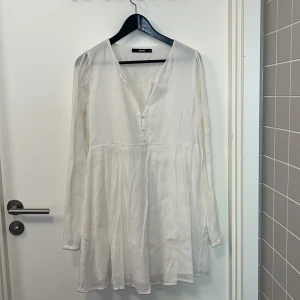 Klänning  - Fin klänning strl M, passar utmärkt att ha en sommarkväll. 