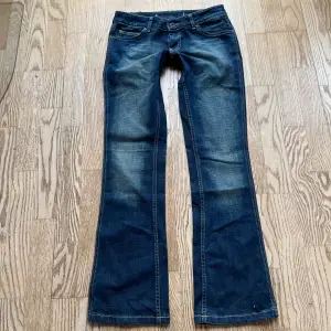 Snygga mörkblå lågmidjade vintage jeans från Only😍 