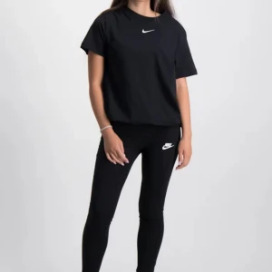 Nike träningsbyxor - Nike träningsbyxor i barnstorlek. Storlek M i barnstorlek. Köpta på kids brandstore för 349kr. Inga defekter och de ser inte alls använda ut. Inte använda så mycket. 