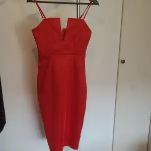 supersnygg röd klänning med fin detalj vid brösten och dragkedja i ryggen. klänningen går en bit över knäna på mig som är 160 cm lång 