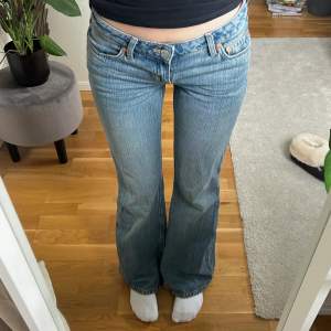 Sjukt snygga low waist/low rise jeans ifrån weekday som jag endast använt 1 gång! Säljer då jag vill ha en annan storlek💕 Dom sitter så snyggt på och har en perfekt lågmidja😻 Strl: W25 och L32