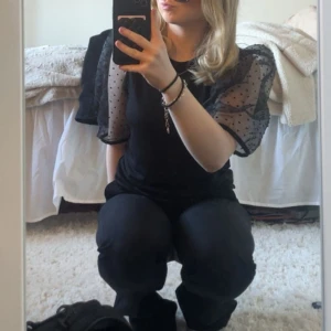 tröja med puffarmar - säljer denna tröja då den inte används längre💕skriv om ni vill ha mer bilder💕 det är M men passar XS-M